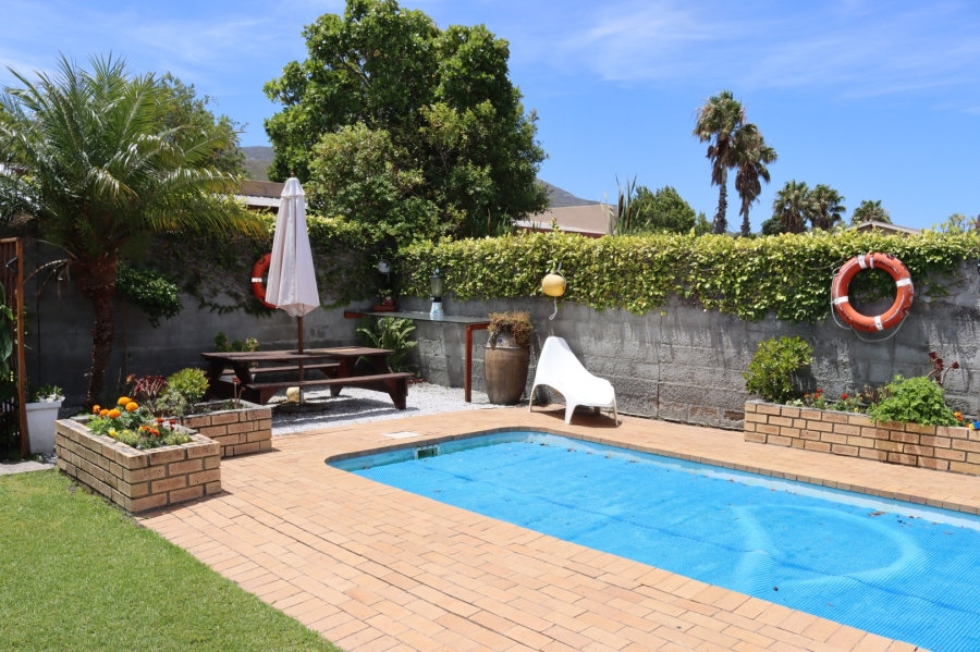 To Let 4 Bedroom Property for Rent in Kleinmond Western Cape